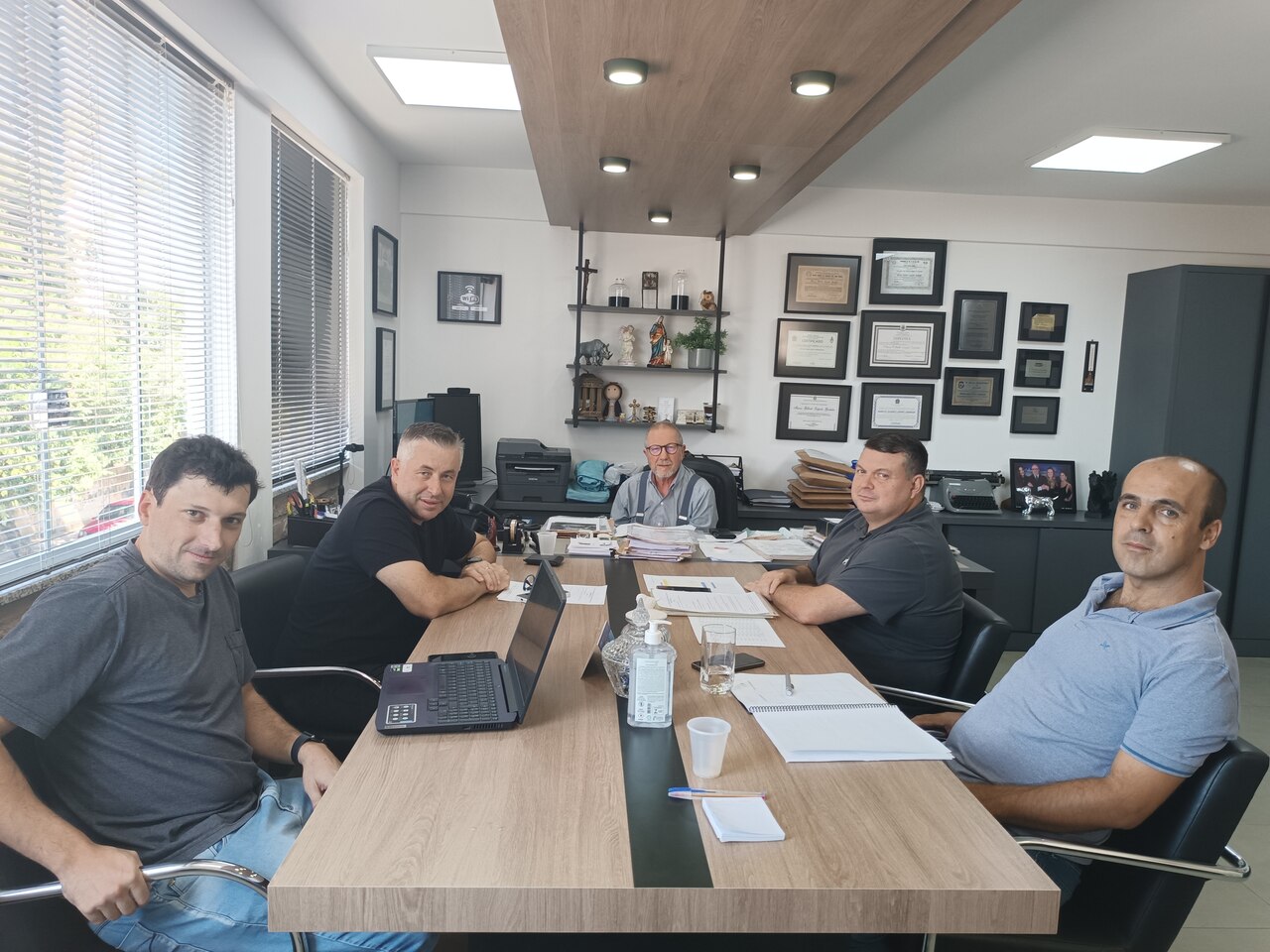 Patronal propõe trabalho aos domingos de graça para o comércio